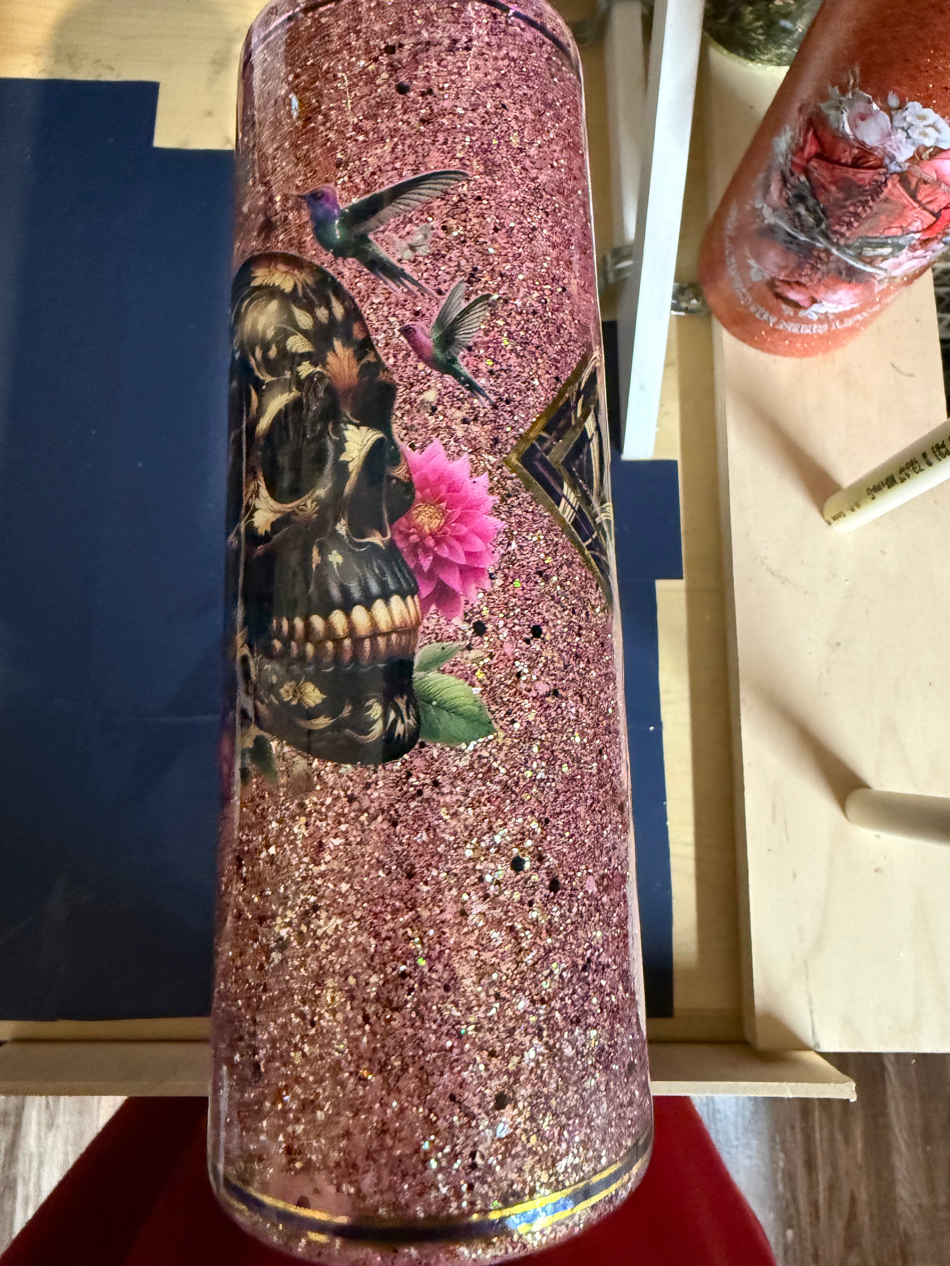 25. 20ozSkull with hummingbird and pink glitter Tumbler